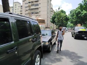 Vendedores informales se rebuscan en las colas de gasolina de Caracas