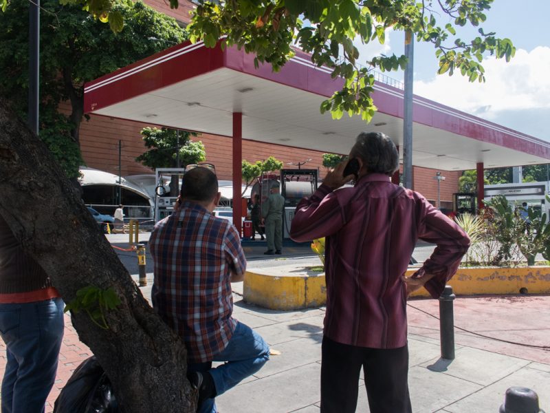 Hasta 40 horas esperaron en estación de servicio en Chacao para pagar por gasolina dolarizada #3Jun