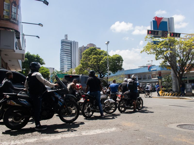 Cinco días de venta de gasolina dolarizada: Colas, poco combustible y protestas