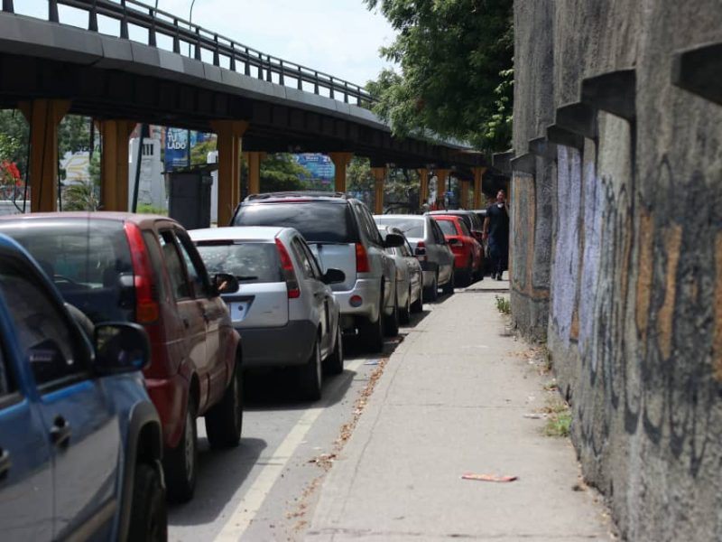 Pasar la noche en vela dentro de un carro para surtir gasolina #Caracas