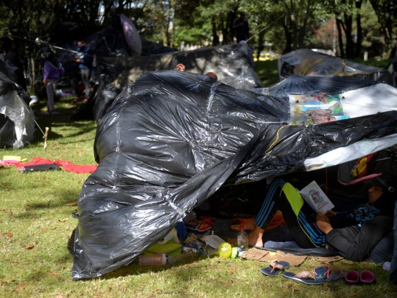 Migrantes venezolanos varados en campamento de Bogotá por pandemia