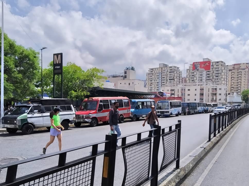 Transportistas de Caracas en filas por combustible: trabajas dos días y después vuelves hacer cola