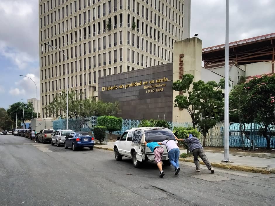 Transportistas de Caracas en cola por  combustible: trabajas dos días y después vuelves hacer cola