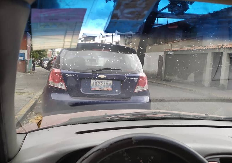 Dos colas y dos realidades: horas de espera por gasolina y agua en San Bernardino