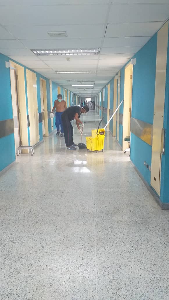 Pacientes limpian pasillos del Hospital Universitario de Maracaibo