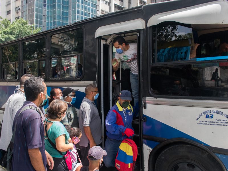 Escasez de gasolina en Caracas deja en paro técnico a sector transporte, dice líder gremial