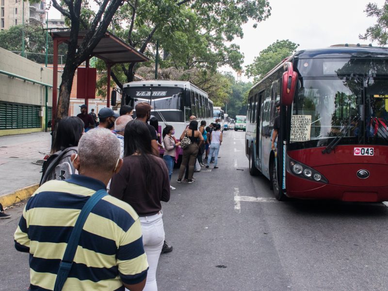 Distanciamiento físico en el transporte público queda en manos de la policía
