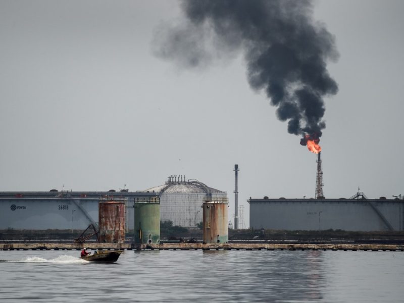 Venezuela bombea menos de 400.000 barriles diarios de petróleo