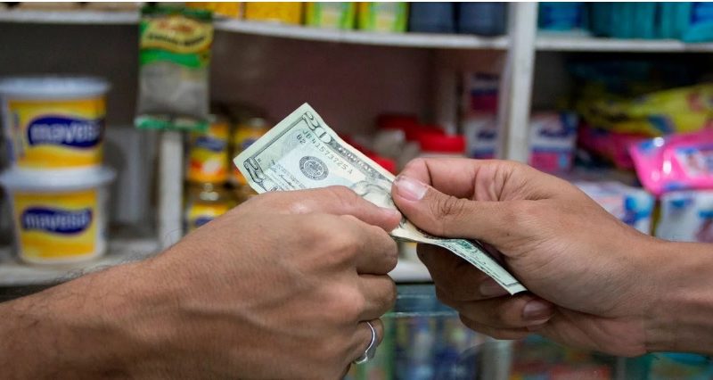 El bolívar se devalúa un 6 % frente al dólar en un mes