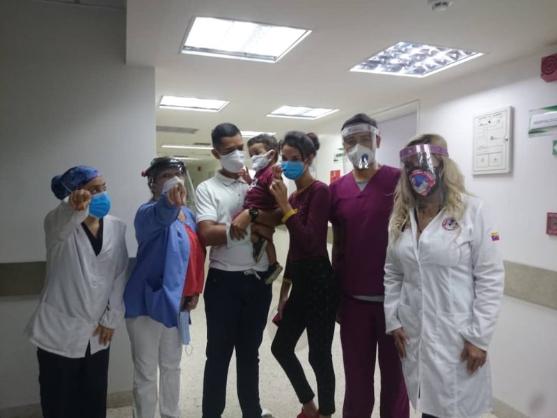 Dan de alta a bebé hospitalizado 40 días con COVID-19 en el JM de los Ríos
