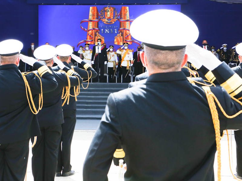 Maduro asciende a más de 100 generales y almirantes de la
