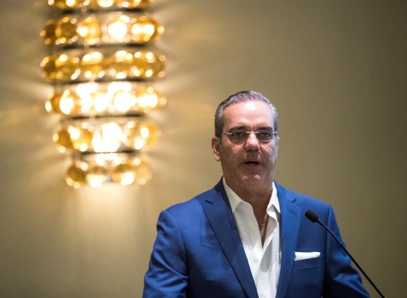 Opositor Abinader lidera las votaciones presidenciales en Dominicana