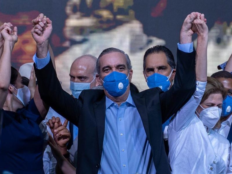 El opositor Abinader gana en primera vuelta las elecciones dominicanas