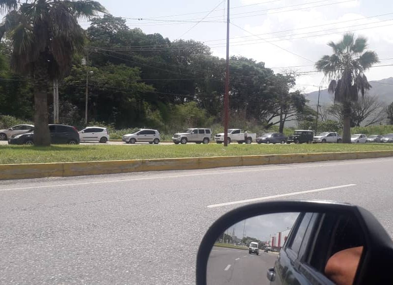 A un mes del nuevo esquema de venta de gasolina: vuelven las colas y escasea el combustible