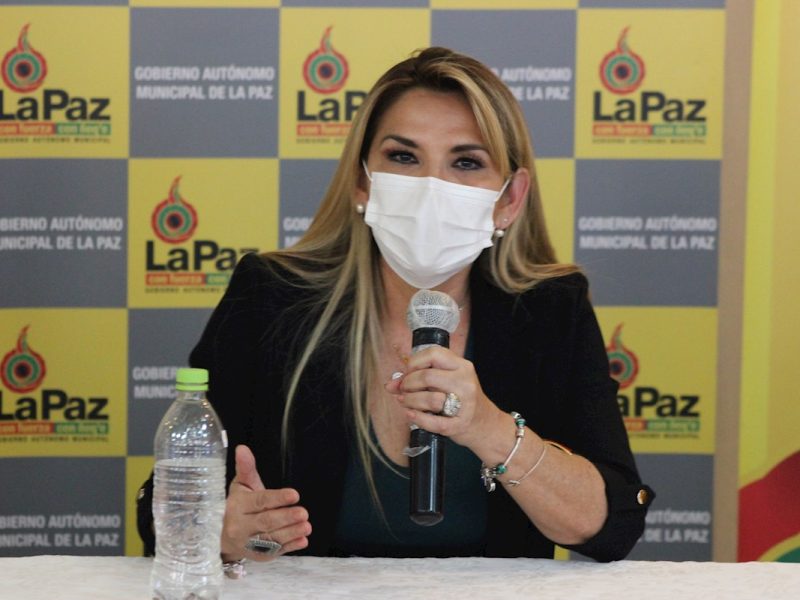 Presidenta de Bolivia tiene COVID-19