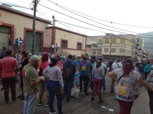 PNB lanza bombas lacrimógenas a vendedores informales por incumplir la cuarentena radical en Catia este #4Ene