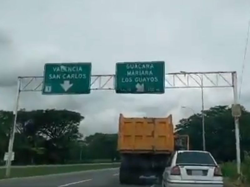 Trabajadores del ferrocarril en Carabobo amenazan a periodistas en plena autopista