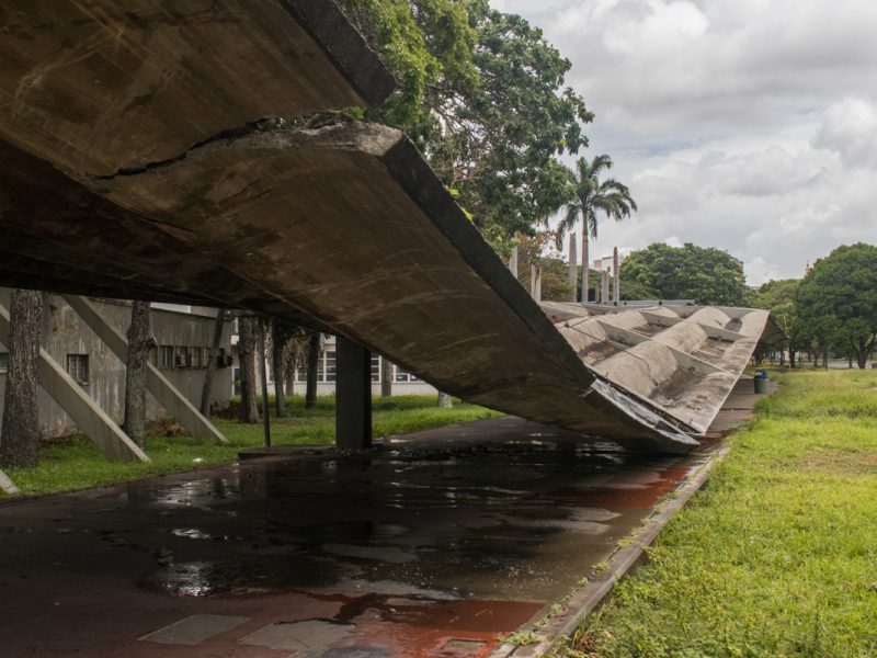 Tramo del pasillo cubierto que colapsó en la UCV se desmontará en los próximos días