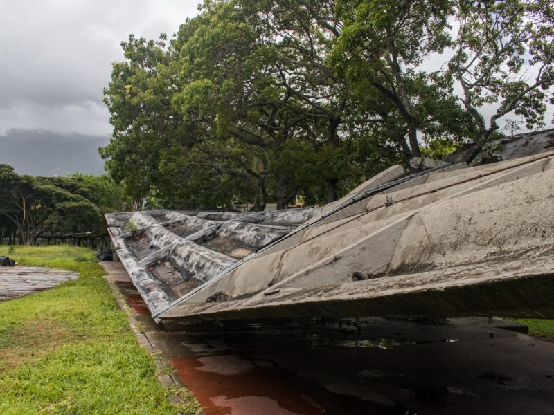 Tramo del pasillo cubierto que colapsó en la UCV se desmontará en los próximos días