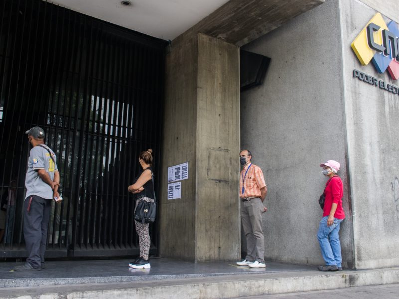 CNE viola la ley y vulnera garantías con cambios en el cronograma, señalan expertos