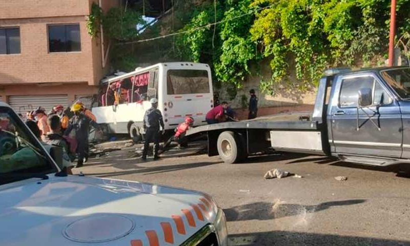 Tres personas murieron y 10 resultaron heridas tras colisión de autobús contra edificio en Baruta
