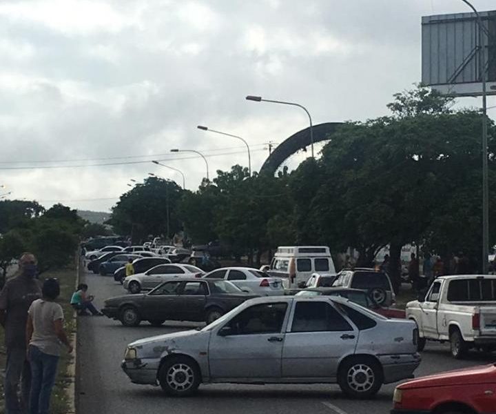 Cierran calles y avenidas en Lara por fallas de gasolina #12Ago