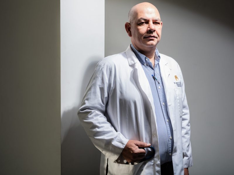 Infectólogo Julio Castro informa que contrajo COVID-19