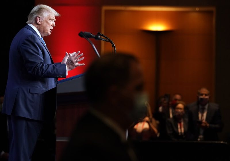 Trump apela al miedo para sumar el voto de los moderados, según analistas