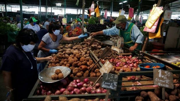 Gente en los mercados en Perú