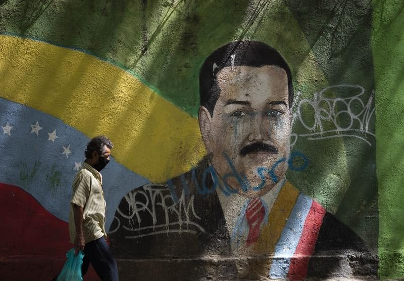 Maduro busca legitimar elección del 6D con “indultos” y concesiones, según analistas
