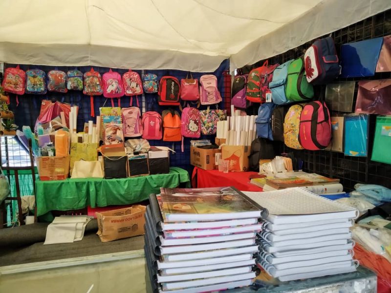 "Solo voy a comprarle un cuaderno", padres venezolanos se preocupan por precios de útiles escolares