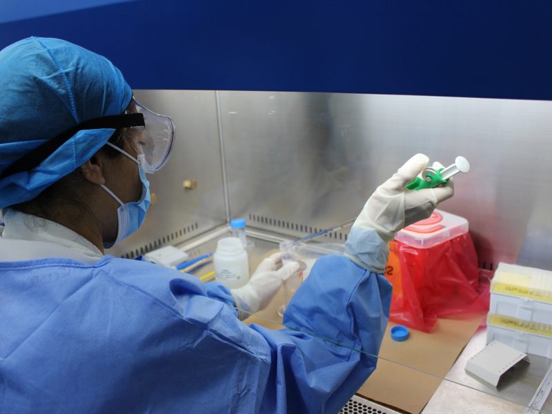Bioanalistas piden aumentar pruebas PCR por flexibilización en diciembre