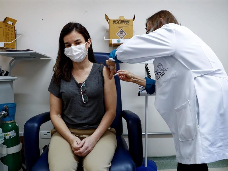 Brasil retomará las pruebas de la vacuna británica de AstraZeneca y Oxford