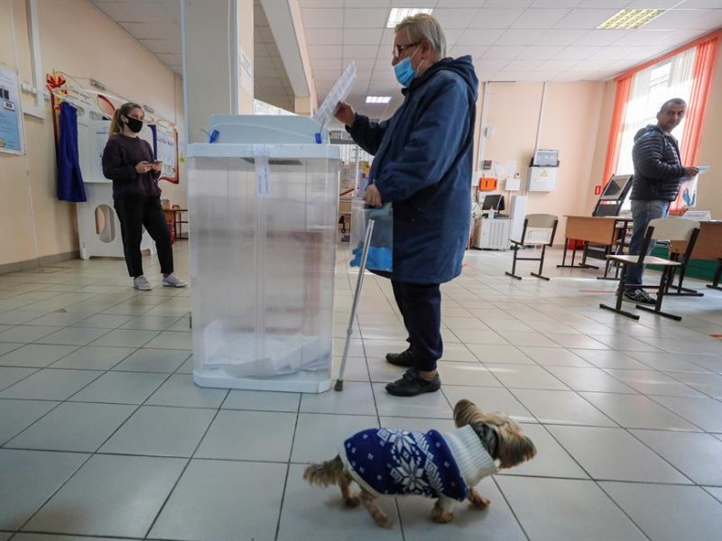 Rusos votan en elecciones regionales empañadas por envenenamiento de Navalni