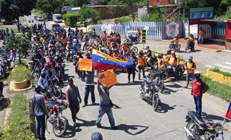 34 líneas de mototaxis que hacen vida en el municipio Bolívar protestaron para exigir el despacho de combustible.