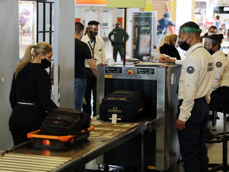 Colombia reanuda vuelos internacionales tras una suspensión de casi seis meses