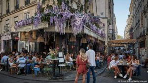 Francia restringe el ocio nocturno para frenar rebrotes de coronavirus