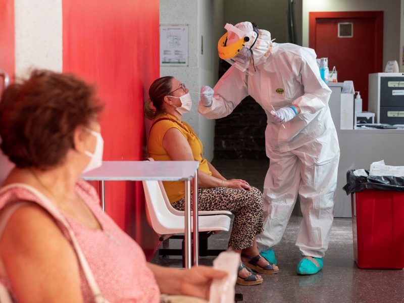 Muertos por COVID-19 superan los 985.000, con 32,4 millones de casos