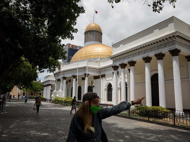 España acoge con preocupación la decisión de Maduro de mantener los comicios