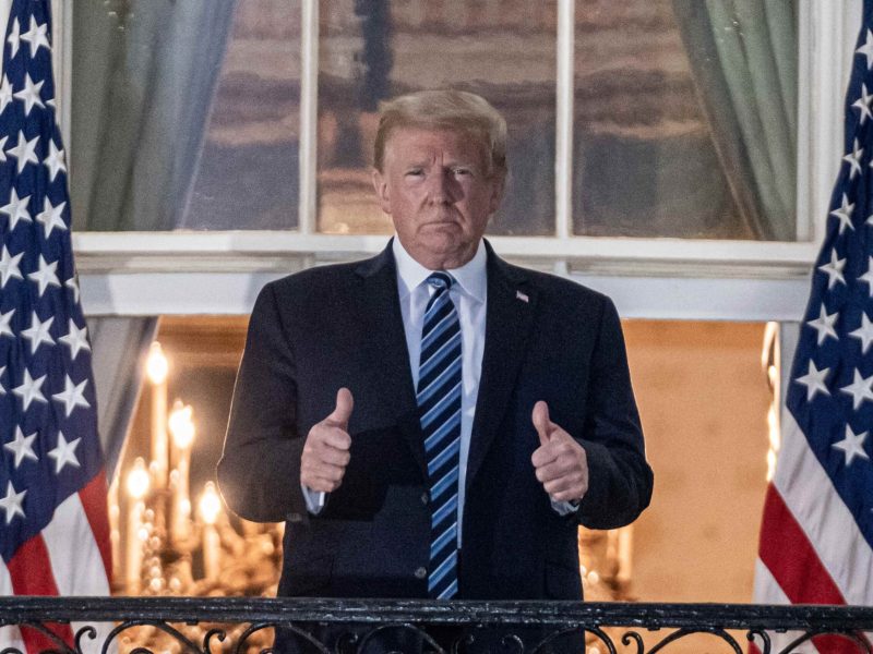 Trump sale del hospital tras un ingreso de tres días por COVID-19