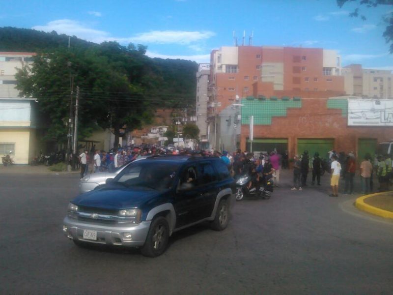 Tercer día de "pico y placa" continúa con protestas ante la falta de gasolina en Barquisimeto, Puerto Ordaz y Puerto La Cruz
