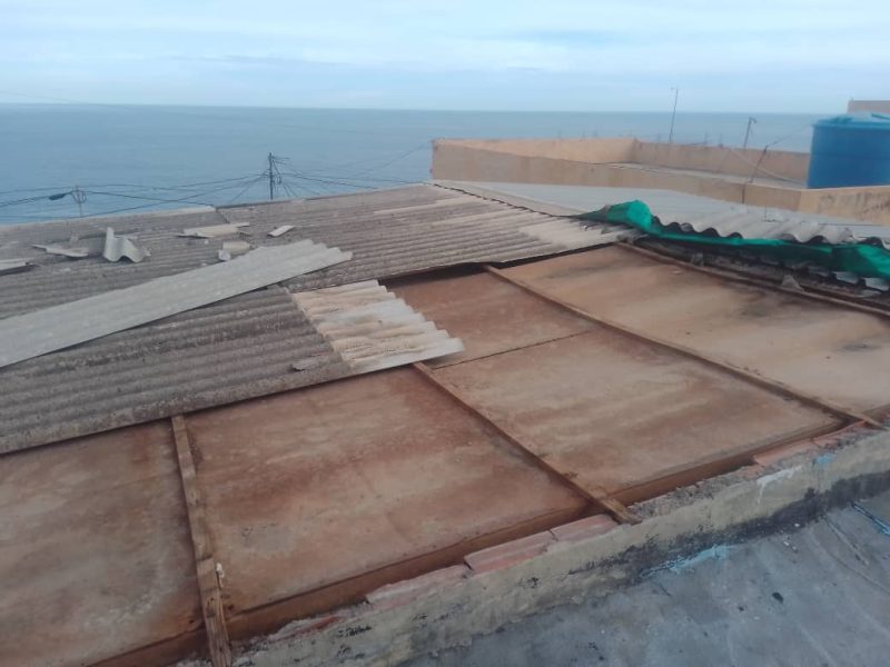 “Creí que habíamos quedado sepultados”, fuertes vientos dejan sin techo a familias en Catia la Mar