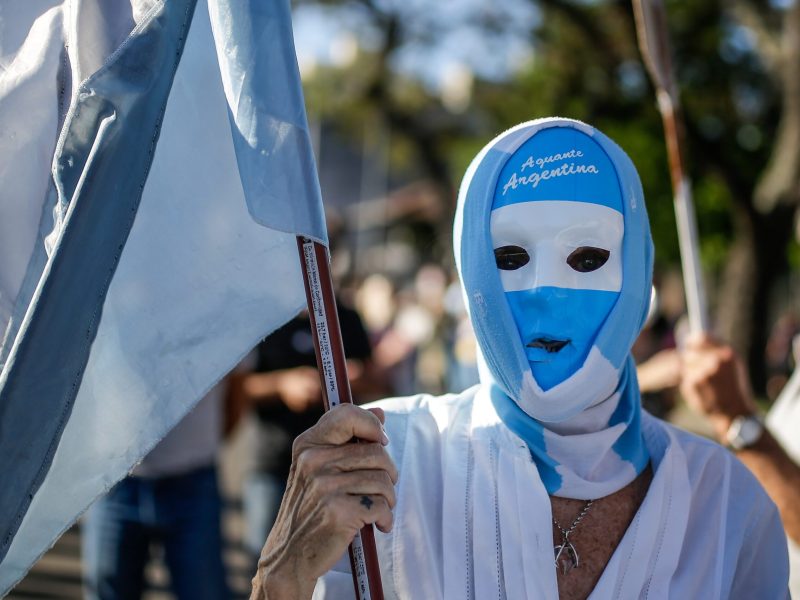 Polémica en Argentina por nuevo ente de control de noticias falsas en medios