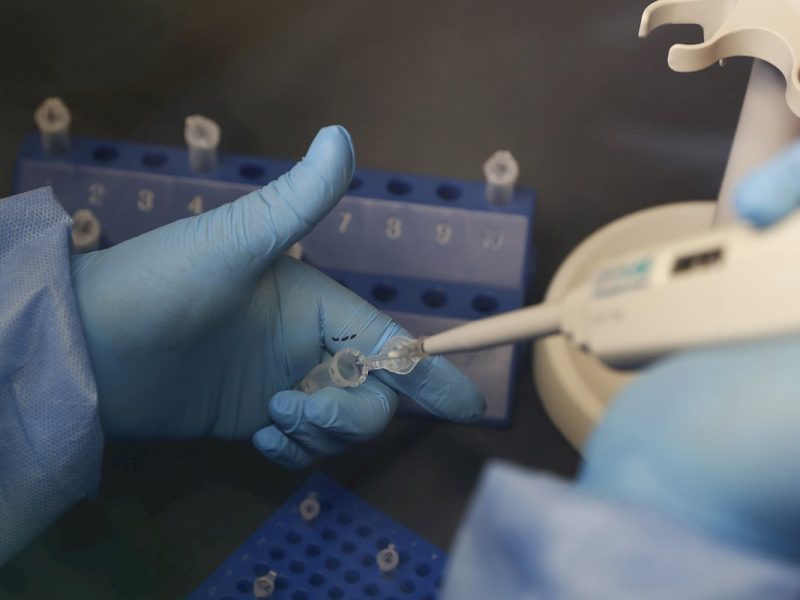 Farmacéutica Eli Lilly frena ensayos de terapia para COVID-19 por seguridad