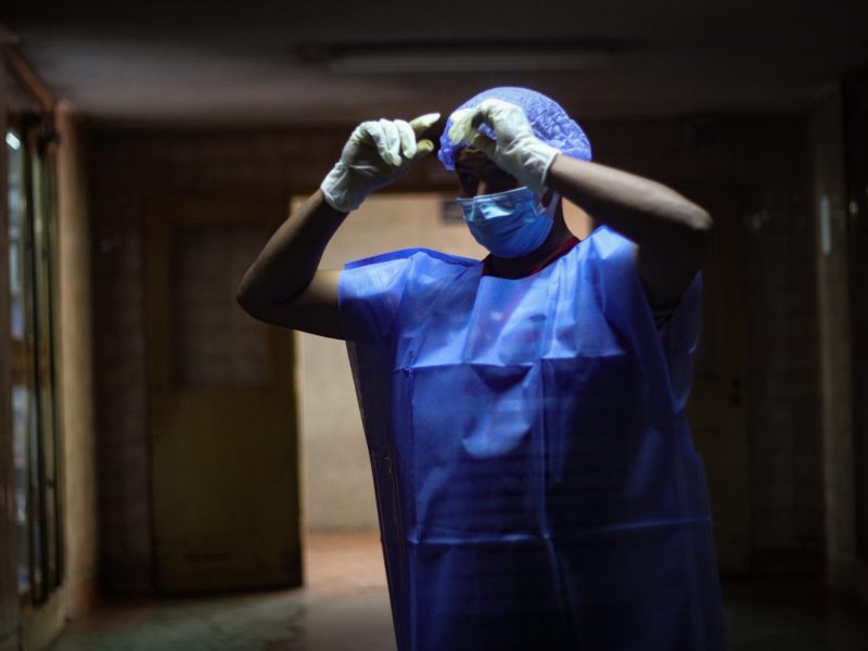 En un año de pandemia, en Venezuela ha muerto más personal sanitario que en Ecuador y Chile