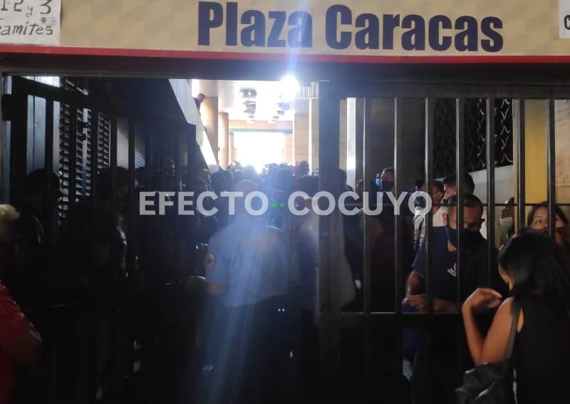 Yesenia González empezó la cola a las 4 de la mañana