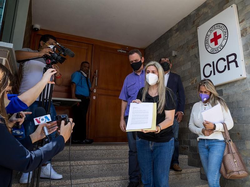 Familiares de "presos políticos" denuncian ante la Cruz Roja, en Caracas
