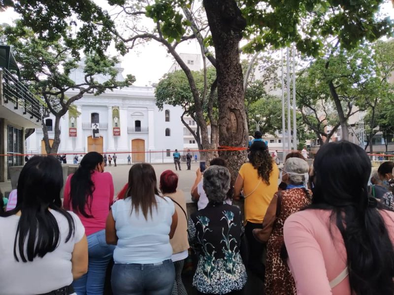 Devotos de José Gregorio Hernández se congregan en alrededores de iglesia La Candelaria