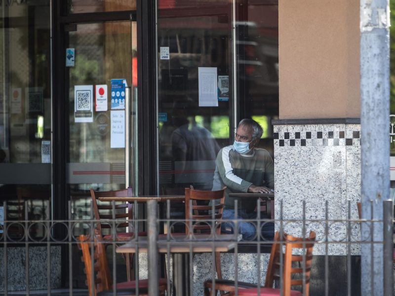 Argentina extiende restricciones por zonas y Buenos Aires sigue su apertura
