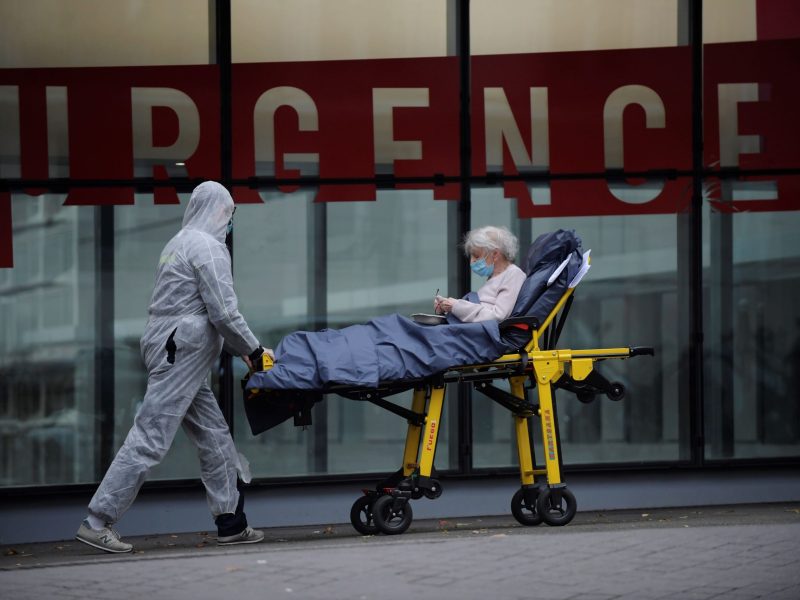 La mayoría de enfermos de covid continúa con algún síntoma medio año despué